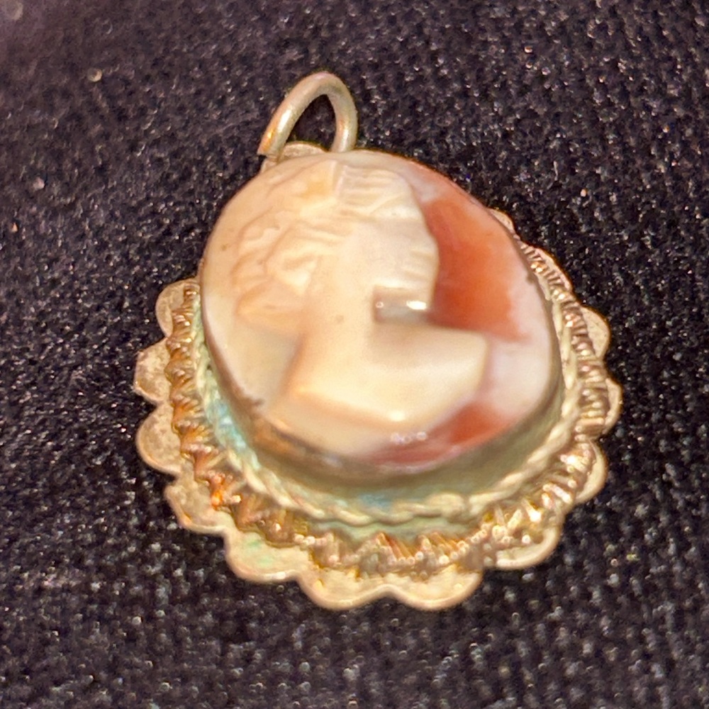 Antique 800 SCALLOPED FRAME SHELL CAMEO PENDANT